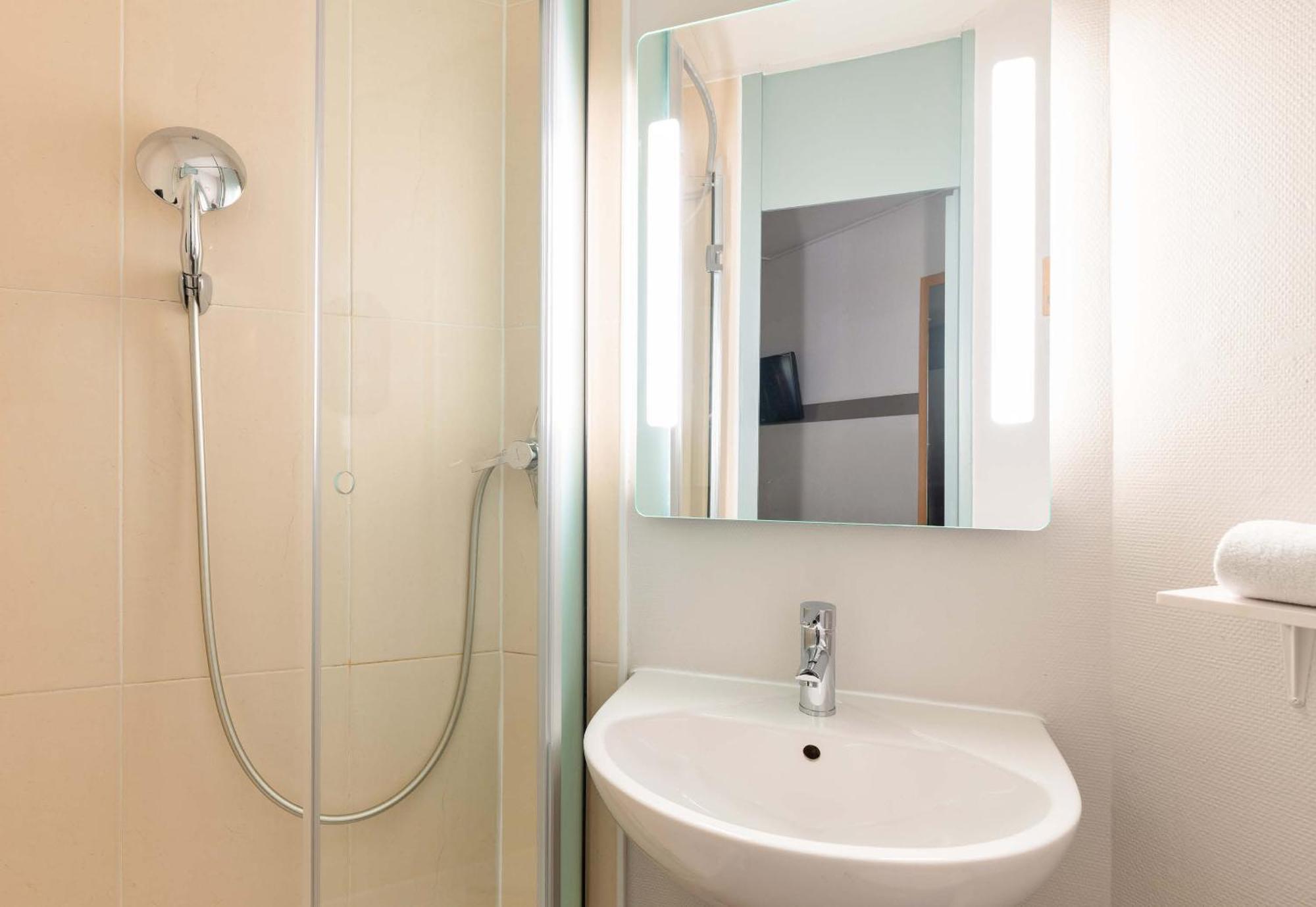 B&B Hotel Lyon Saint-Bonnet Mi-Plaine Dış mekan fotoğraf